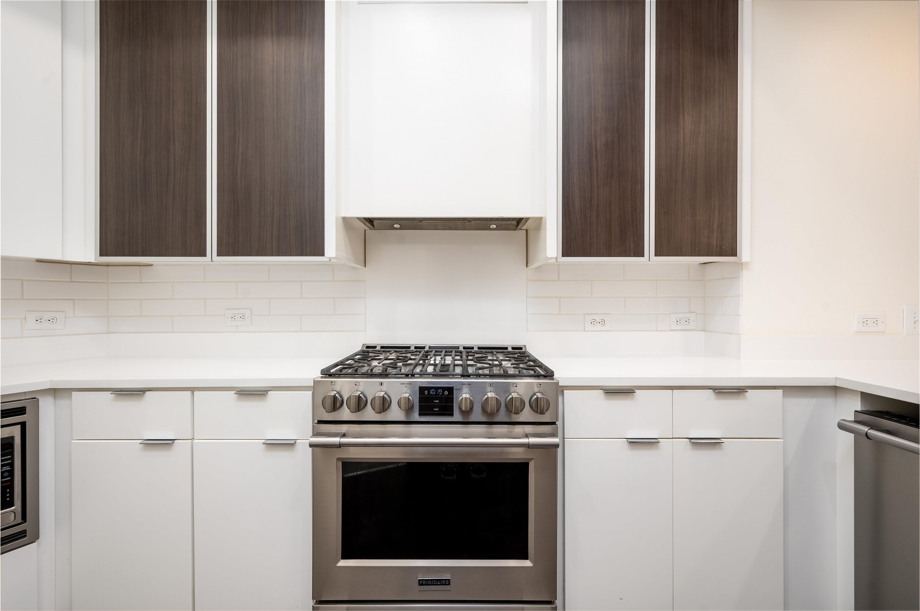 717 Riverside Drive, Unit 903 Memphis, TN 38103 - Photo 8 of 33 a stove top oven sitting inside of a kitchen