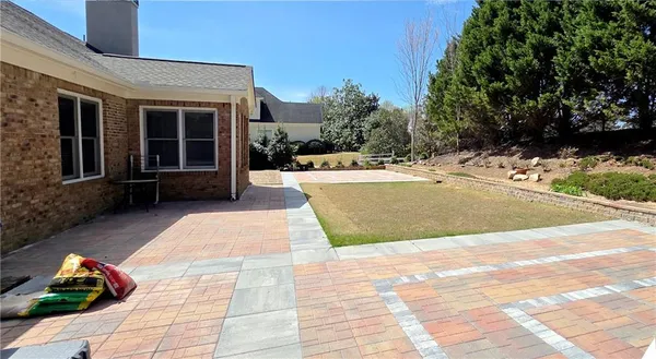 a view of a house with backyard