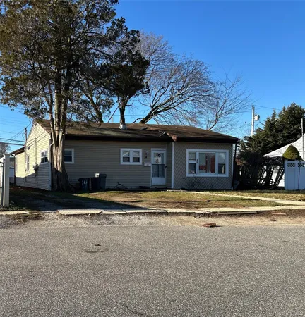 $430,000 | 14 Chevy Chase, Amityville, NY 11701