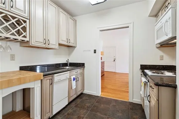 $1,900 | 4239 St Charles Avenue, Unit K, New Orleans, LA 70115