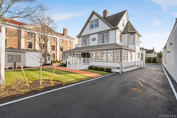 $3,900 | 584 Main Street, Unit 5, Islip, NY 11751