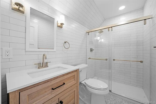 $3,900 | 584 Main Street, Unit 5, Islip, NY 11751