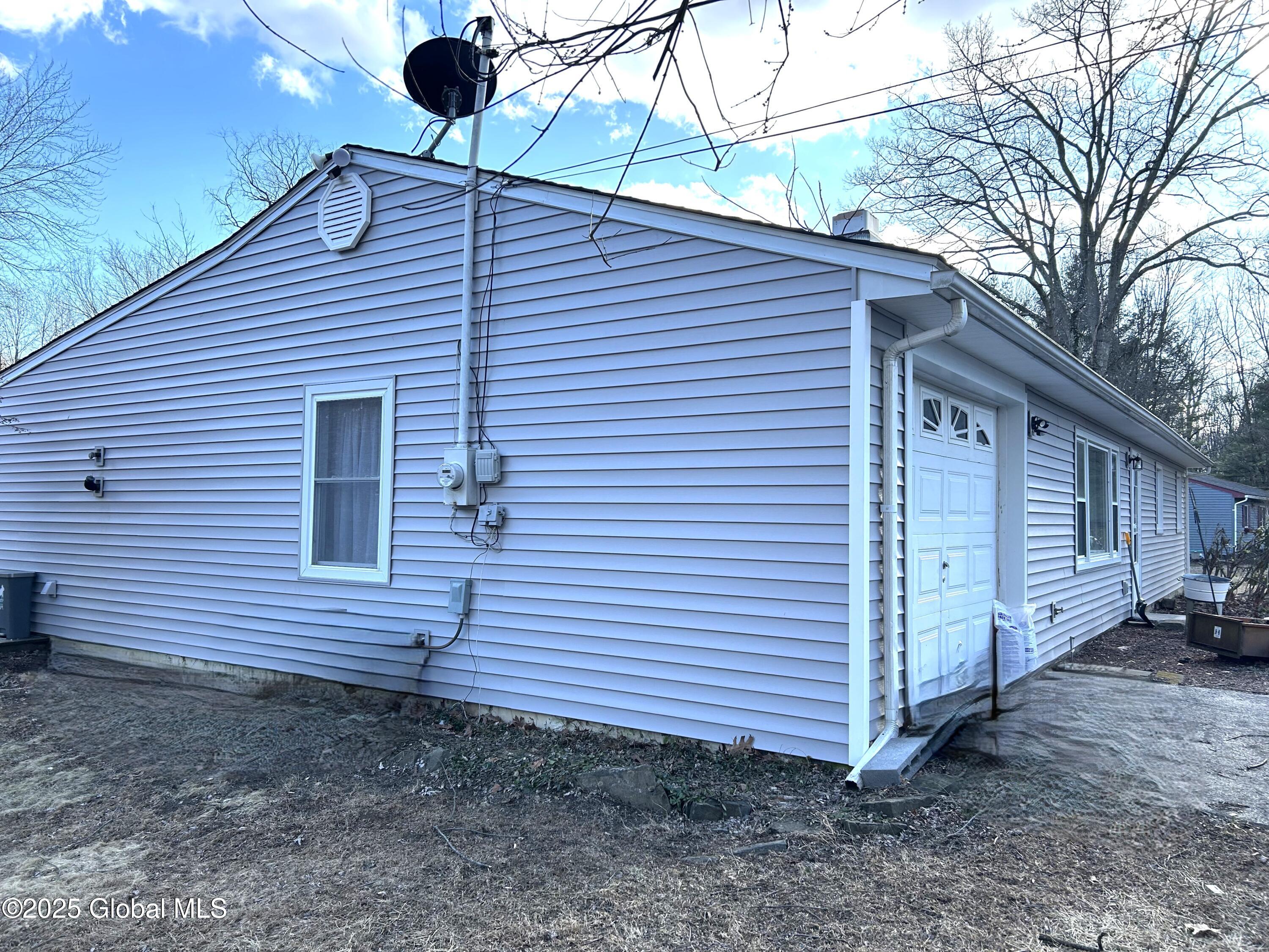 32 Robin Road Kinderhook, NY 12106 - Photo 8 of 15 Exterior side garage