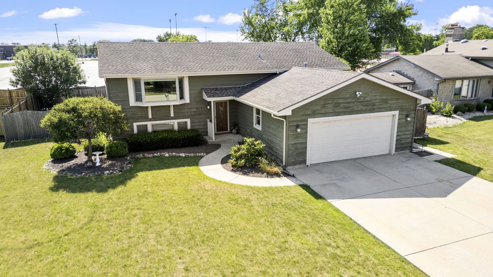 913 South Bentley Road New Lenox, IL 60451 - Photo 1 of 37 Gallery Image 1