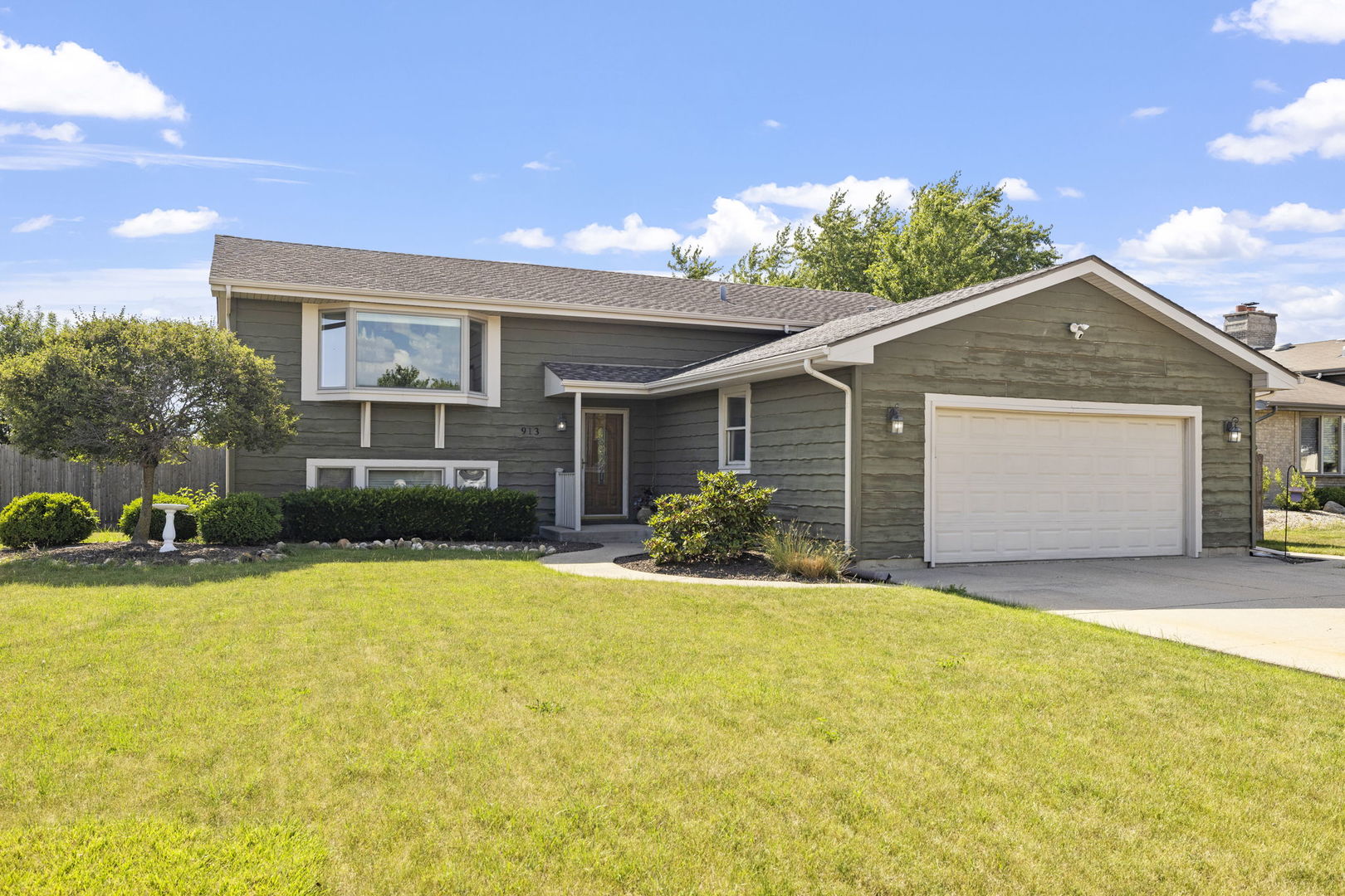 913 South Bentley Road New Lenox, IL 60451 - Photo 2 of 37 Gallery Image 2