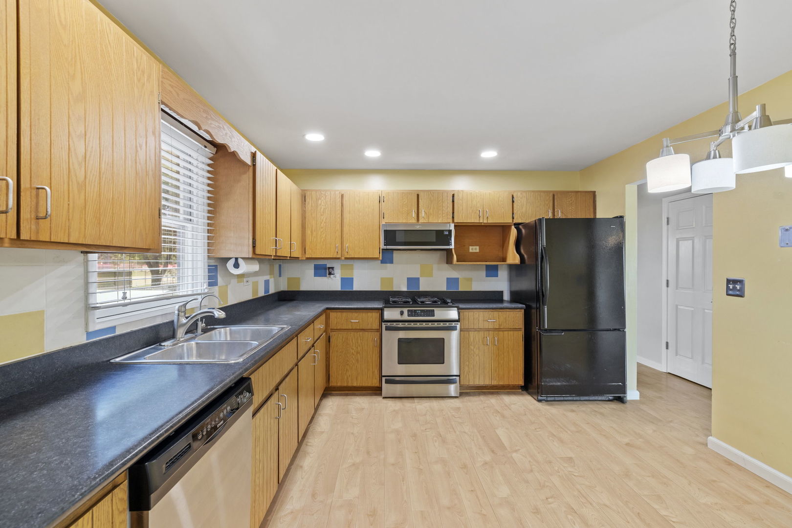 913 South Bentley Road New Lenox, IL 60451 - Photo 7 of 37 Gallery Image 7