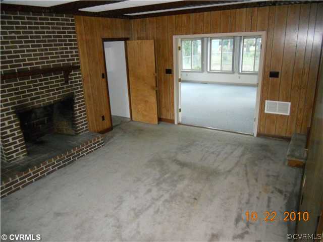 7110 Bull Hill Road Prince George, VA 23875 - Photo 3 of 5 Living Room