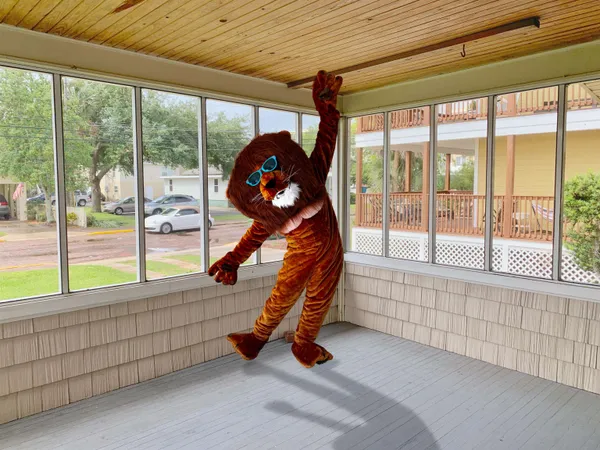 a sitting area with furniture