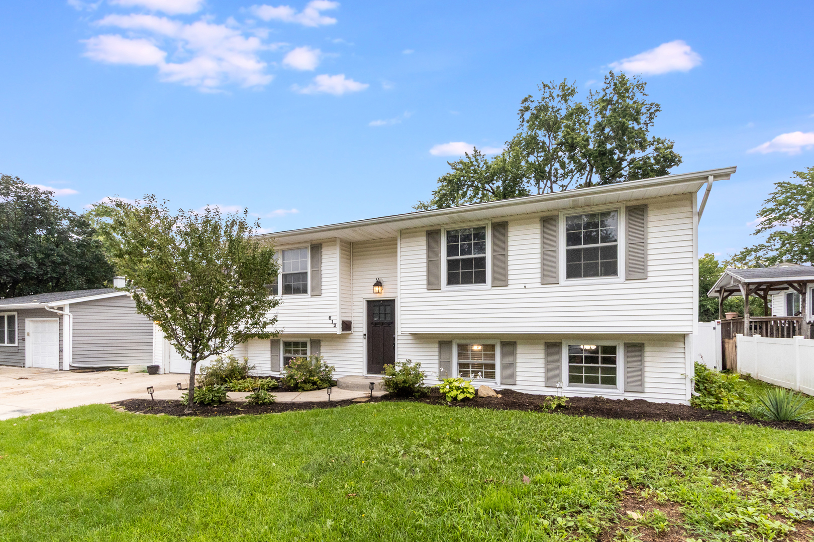 612 Westnedge Road Joliet, IL 60435 - Photo 1 of 35 Gallery Image 1