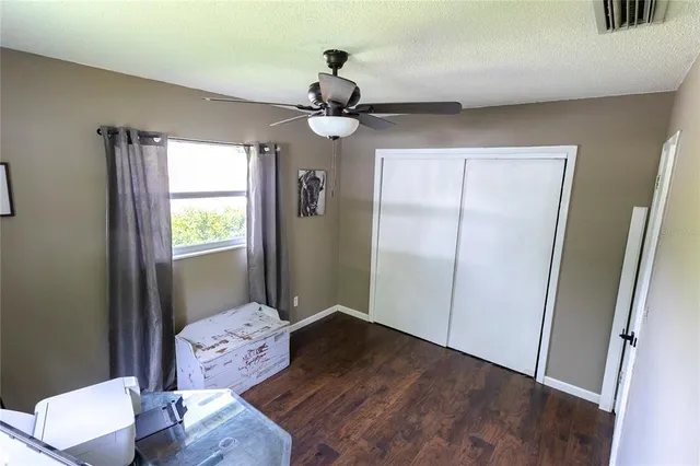 a view of livingroom with furniture