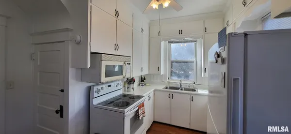 $142,000 | 913 Jefferson Street, Galesburg, IL 61401