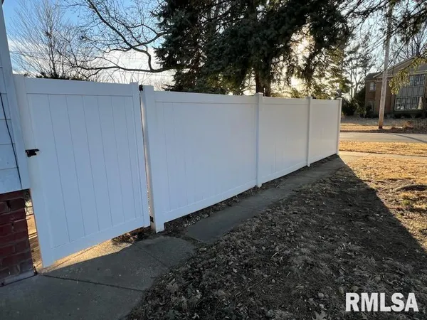 $138,500 | 913 Jefferson Street, Galesburg, IL 61401