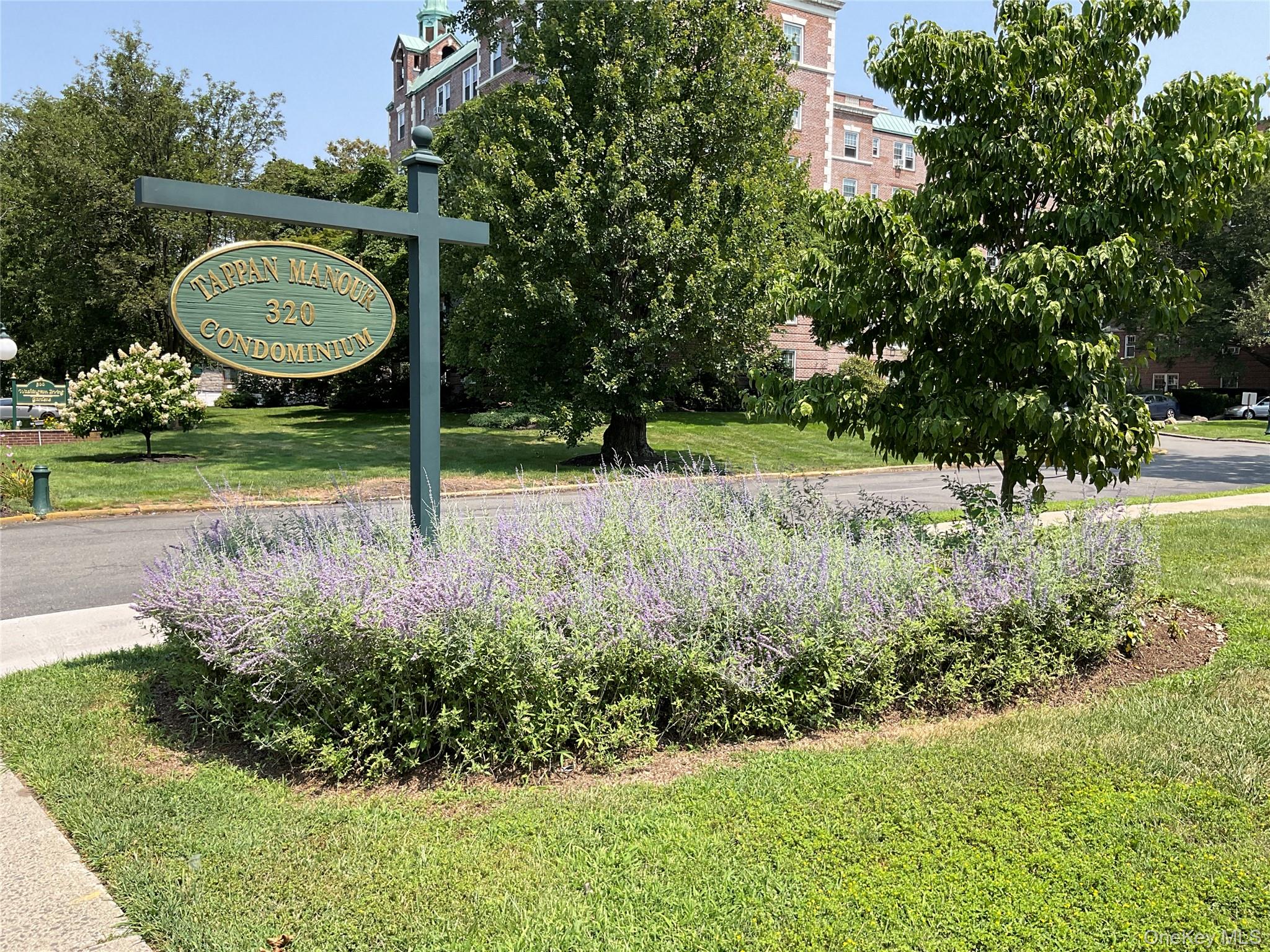 320 South Broadway, Unit P8 Tarrytown, NY 10591 - Photo 5 of 21 a view of a backyard with a fountain