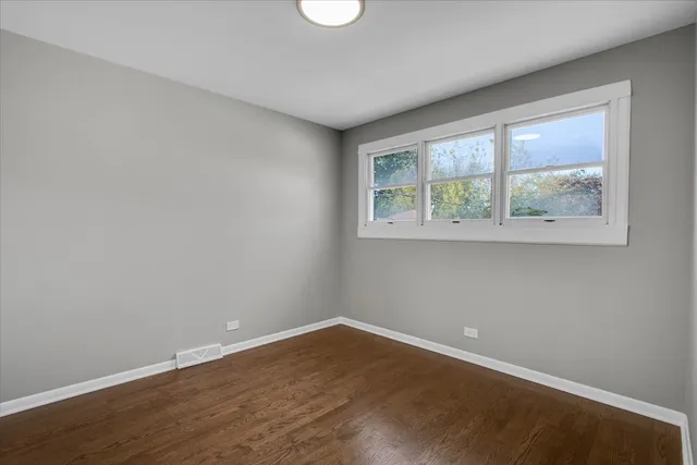 $2,800 | 329 East Jefferson Street, Bensenville, IL 60106