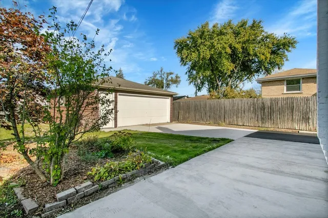 $2,800 | 329 East Jefferson Street, Bensenville, IL 60106