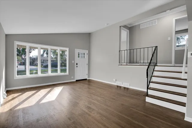 $2,800 | 329 East Jefferson Street, Bensenville, IL 60106