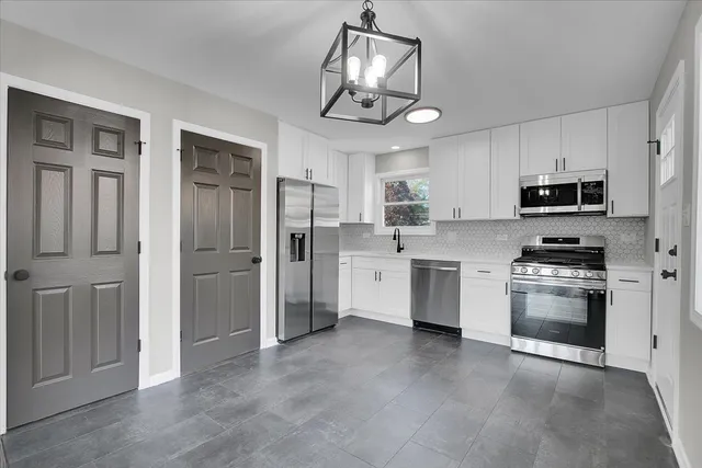 $2,800 | 329 East Jefferson Street, Bensenville, IL 60106