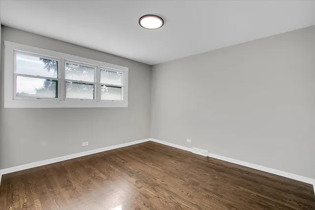 $2,800 | 329 East Jefferson Street, Bensenville, IL 60106