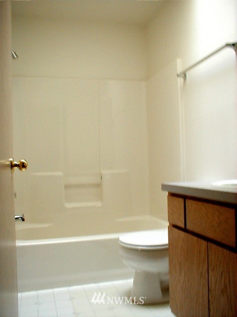 12116 Alexander Road Everett, WA 98204 - Photo 4 of 16 a bathroom with a toilet and a bathtub