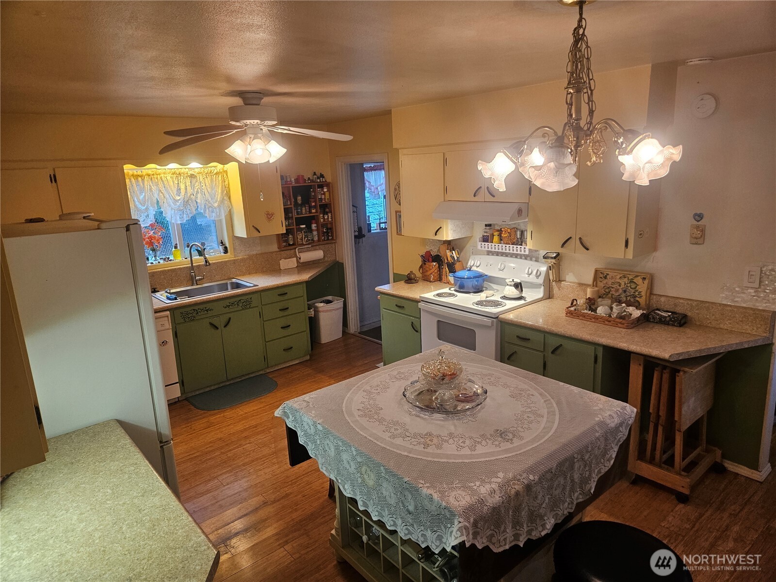 1535 Broad Street Mount Vernon, WA 98274 - Photo 13 of 17 a kitchen with a table and chairs in it