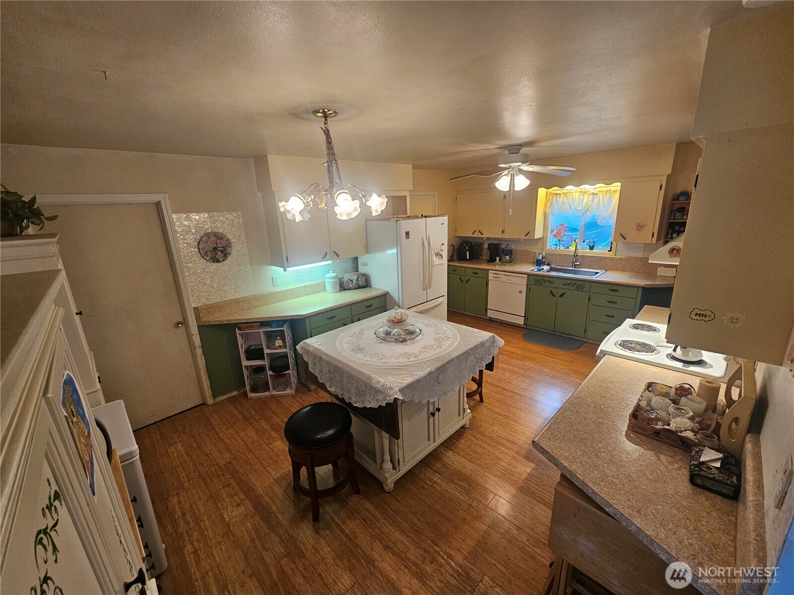 1535 Broad Street Mount Vernon, WA 98274 - Photo 14 of 17 a living room with furniture and a wooden floor