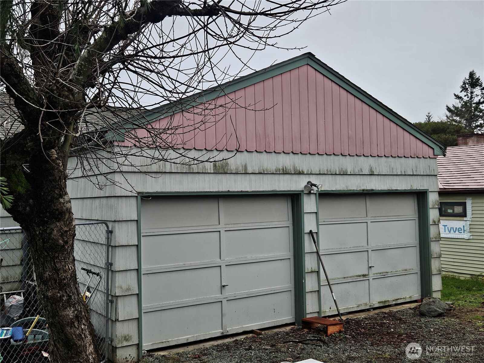 1535 Broad Street Mount Vernon, WA 98274 - Photo 5 of 17 a house view with a small backyard