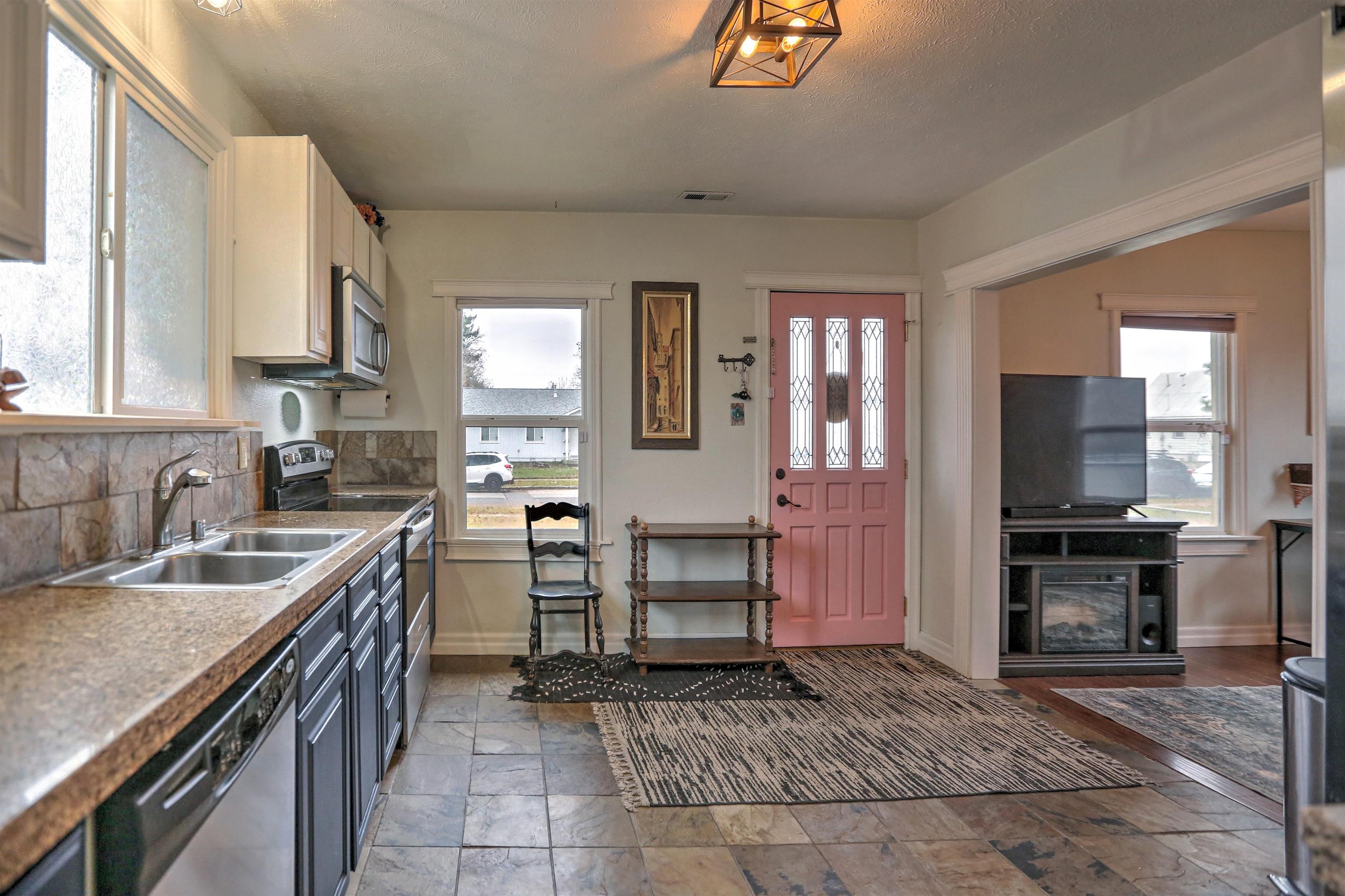 1027 East Wabash Avenue Spokane, WA 99207 - Photo 9 of 28