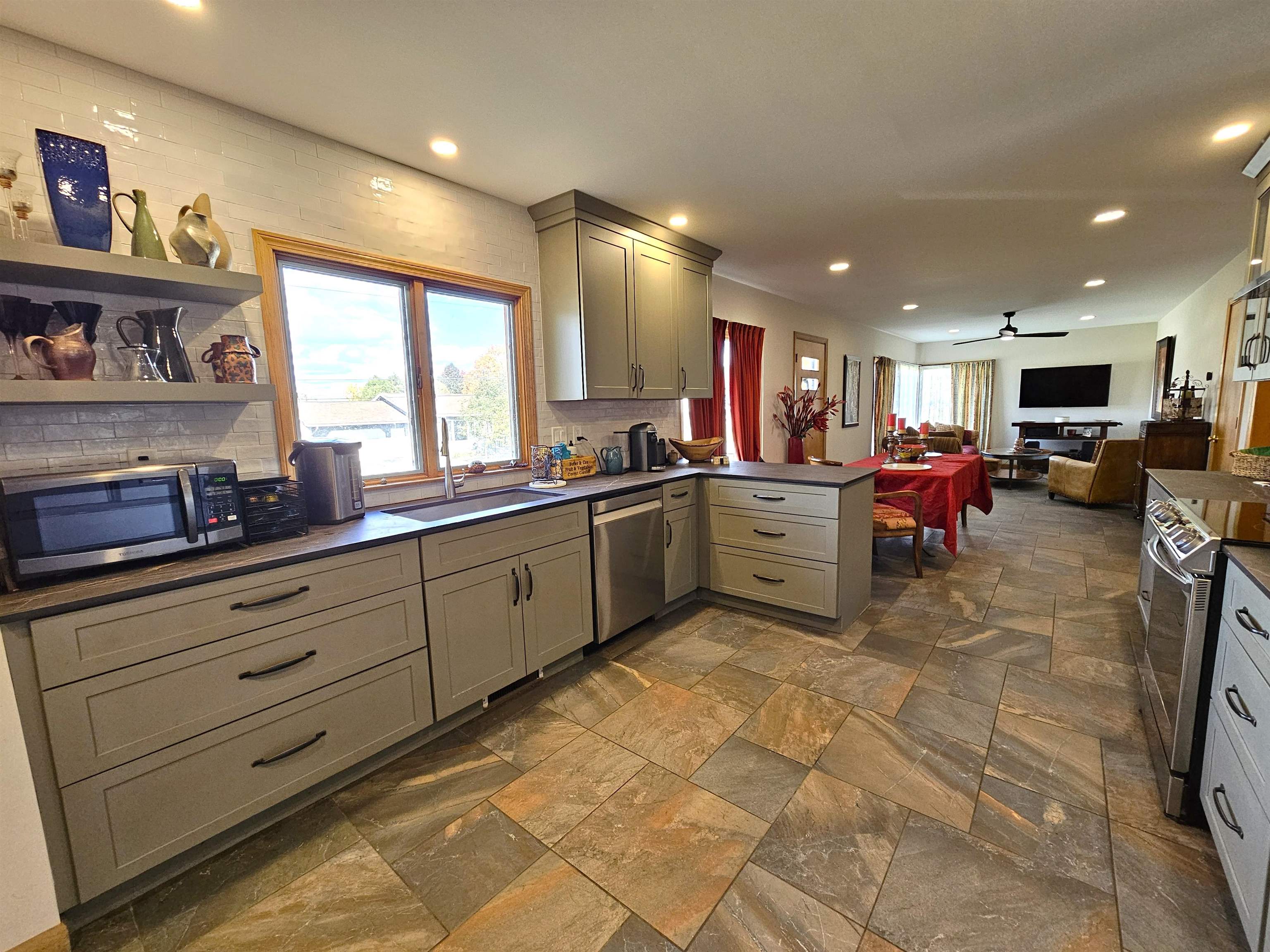 184 Sloan Street Newport, VT 05855 - Photo 8 of 36