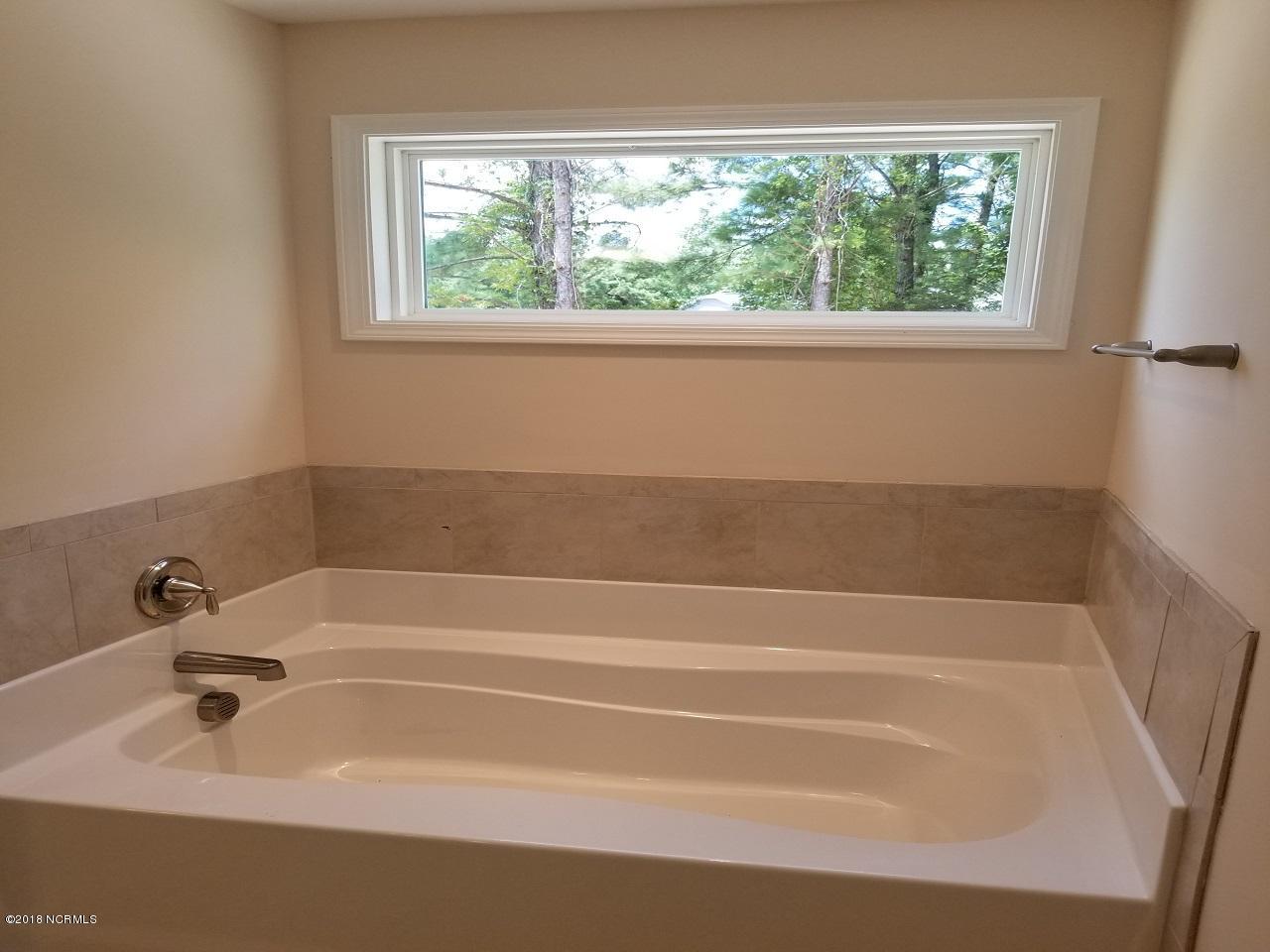 102 Poplar Branch Way Hampstead, NC 28443 - Photo 10 of 22 master.bath.tub