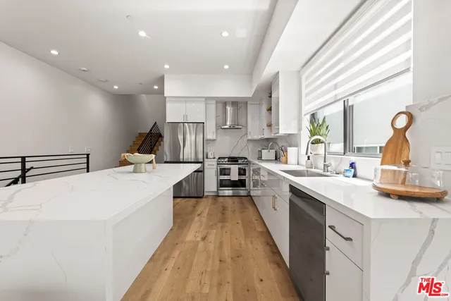 $6,600 | 5118 Laurel Canyon Valley Village, Valley Village, CA 91607