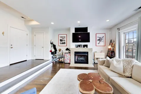 $525,000 | 1402 West Grand Avenue, Unit 3, Chicago, IL 60642