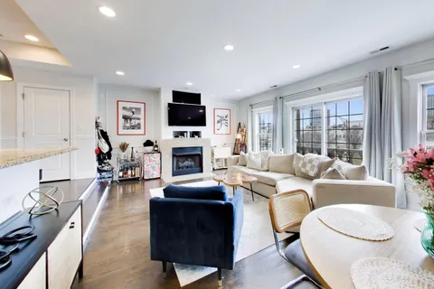 $525,000 | 1402 West Grand Avenue, Unit 3, Chicago, IL 60642