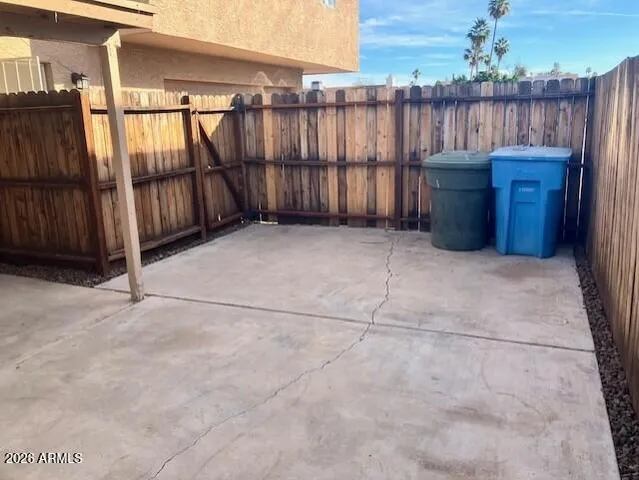 a view of a backyard