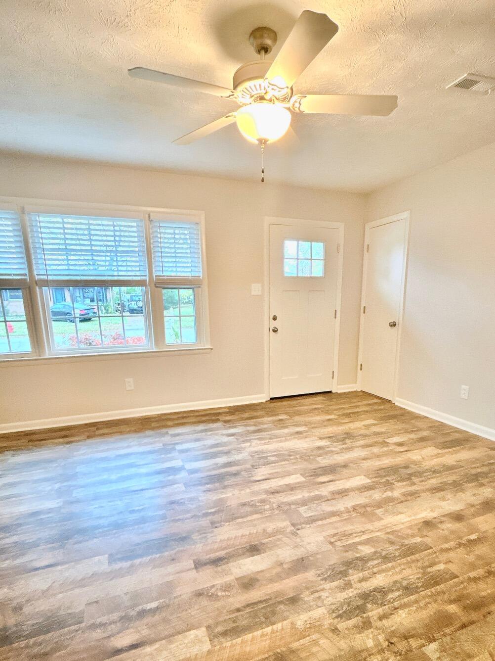 194 Dunroven Road Versailles, KY 40383 - Photo 2 of 19 IMG_8960