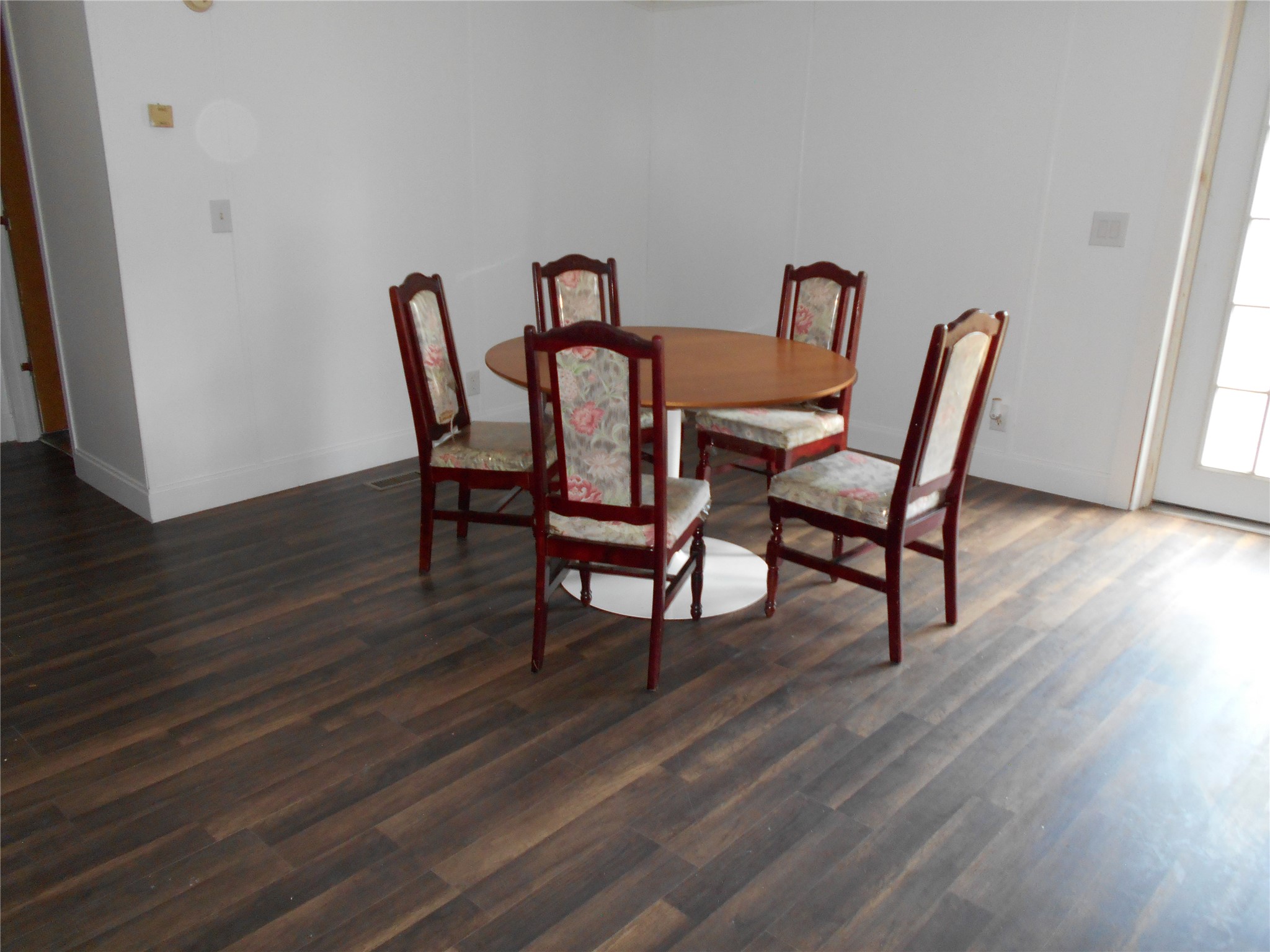 8001 Burleson Manor Road Manor, TX 78653 - Photo 9 of 31 Dark wood plank flooring creates a seamless look in this inviting dining area.