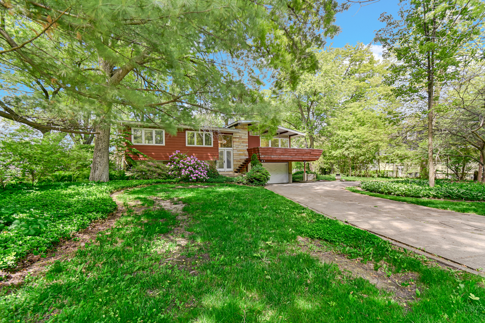 4112 Sunset Road Matteson, IL 60443 - Photo 1 of 28 a view of a big yard with plants and large trees