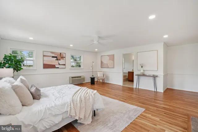 $889,900 | 5803 Sunderland Court, Alexandria, VA 22315