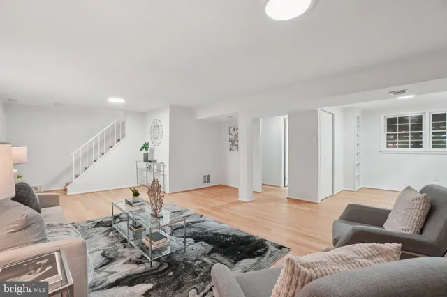 $889,900 | 5803 Sunderland Court, Alexandria, VA 22315