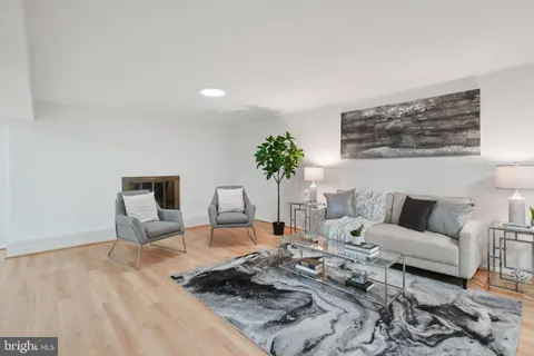 $889,900 | 5803 Sunderland Court, Alexandria, VA 22315