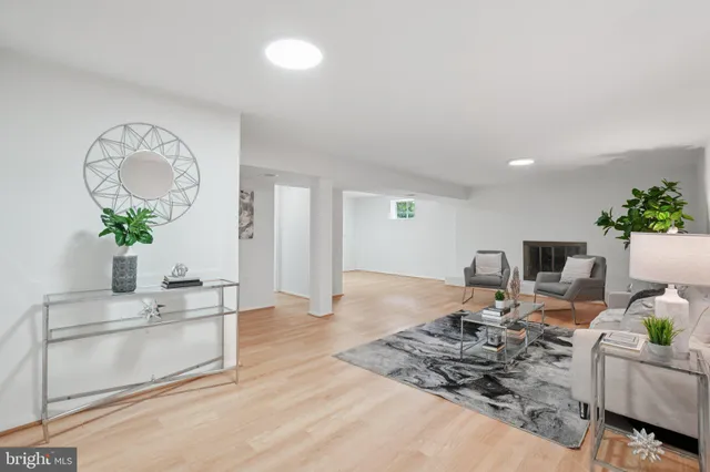 $889,900 | 5803 Sunderland Court, Alexandria, VA 22315