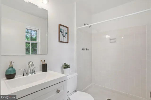 $889,900 | 5803 Sunderland Court, Alexandria, VA 22315