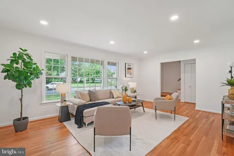 $889,900 | 5803 Sunderland Court, Alexandria, VA 22315