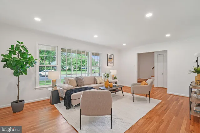 $889,900 | 5803 Sunderland Court, Alexandria, VA 22315