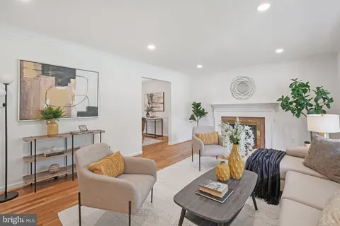 $889,900 | 5803 Sunderland Court, Alexandria, VA 22315