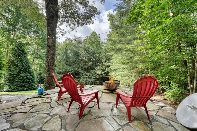 a view of a house with backyard