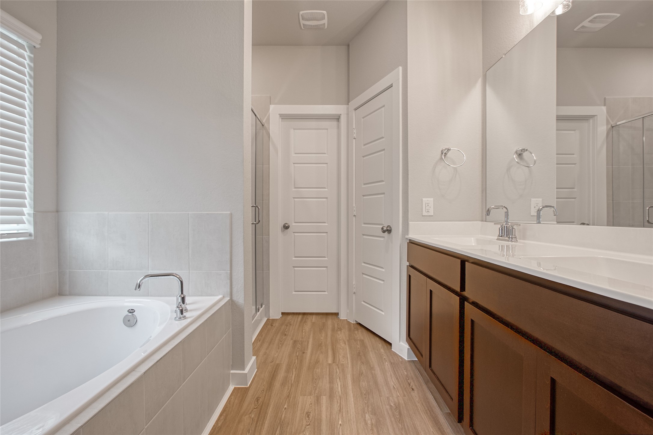 3327 Trl Vw Drive Rosenberg, TX 77471 - Photo 15 of 30 a spacious bathroom with a tub sink and mirror