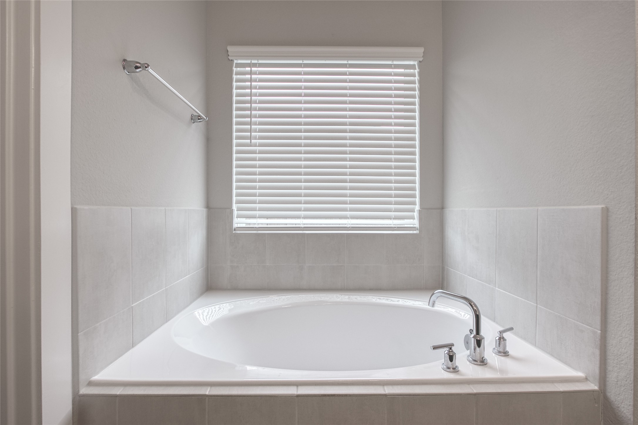 3327 Trl Vw Drive Rosenberg, TX 77471 - Photo 16 of 30 a bath tub sitting in a bathroom next to a window