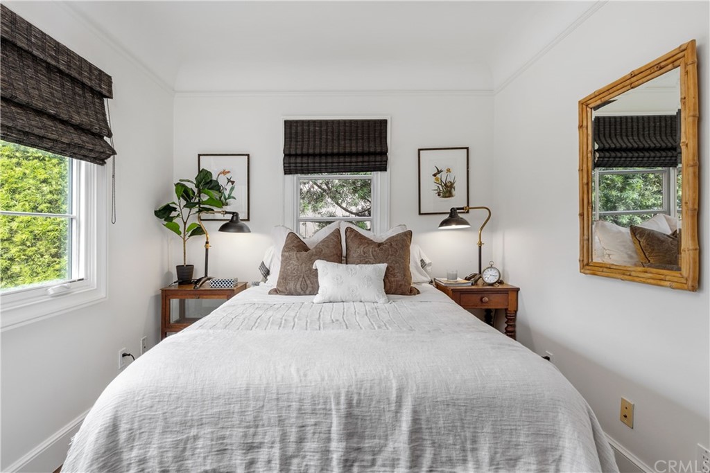 351 Whiting Street El Segundo, CA 90245 - Photo 24 of 60 a bedroom with a bed and a large window