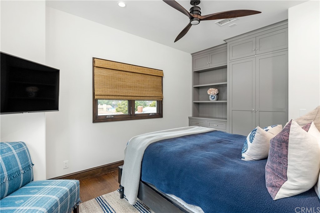 351 Whiting Street El Segundo, CA 90245 - Photo 57 of 60 a bedroom with a bed and a television