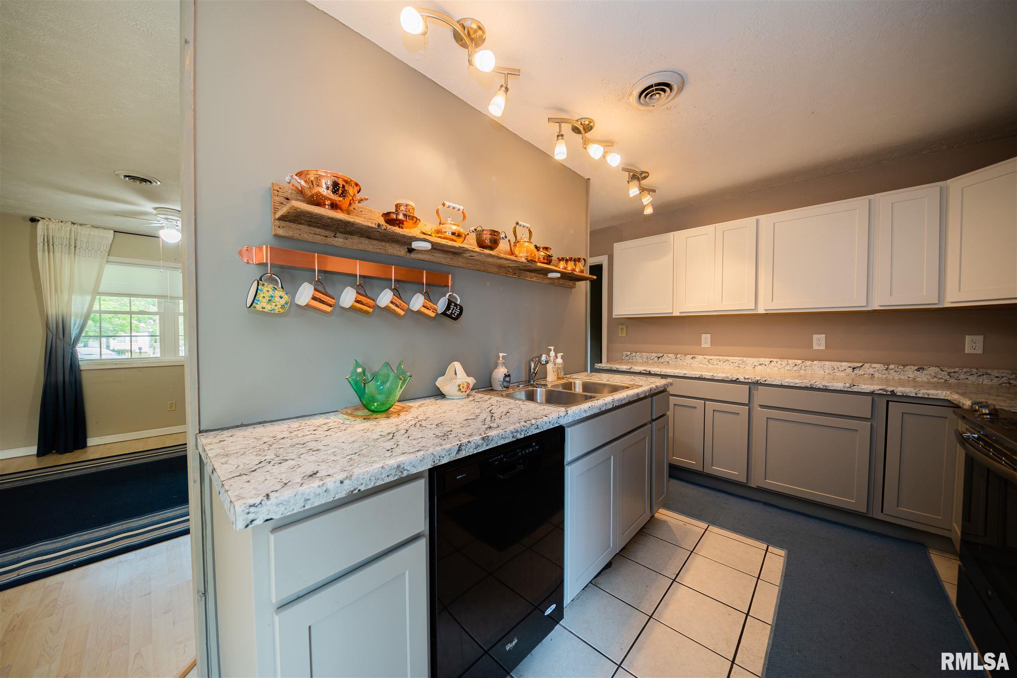 959 Latrobe Road West Frankfort, IL 62896 - Photo 7 of 24 Gallery Image 7
